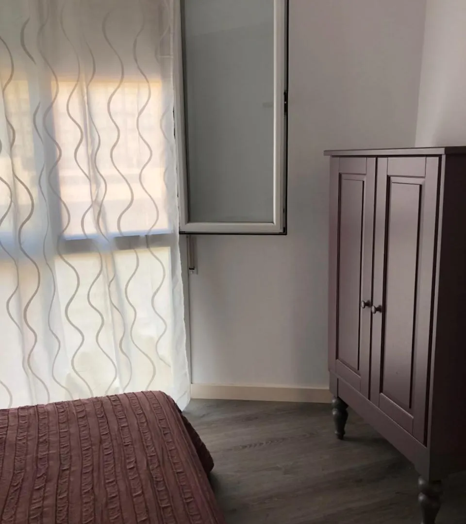 Room In Apartment 4 Carrer De Trelawny Barcelona Spain