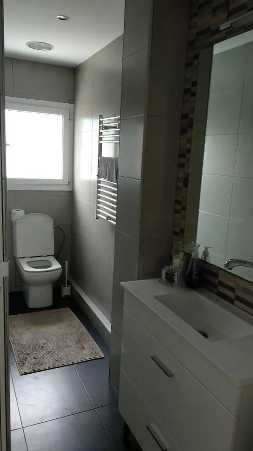 Homestay Room In Apartment 4 Carrer De Trelawny Barcelona Spain