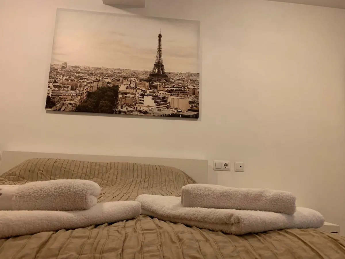 Homestay Room In Apartment 4 Carrer De Trelawny Barcelona
