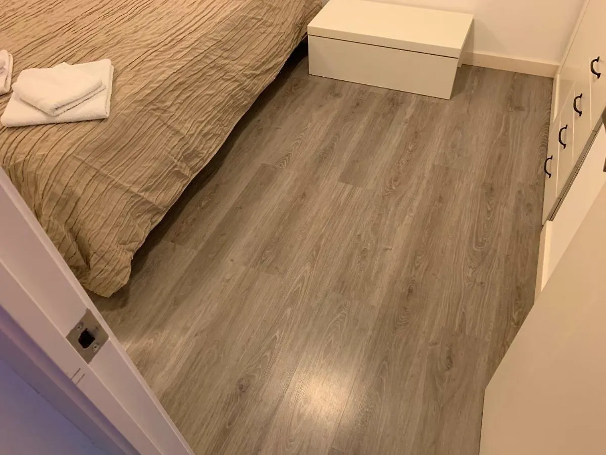 Homestay Room In Apartment 4 Carrer De Trelawny Barcelona