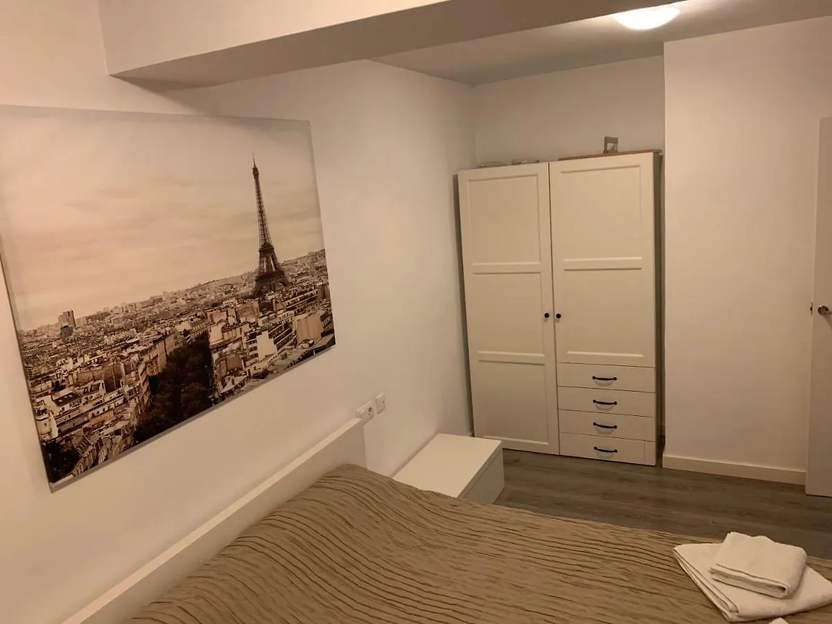 Room In Apartment 4 Carrer De Trelawny Barcelona Homestay