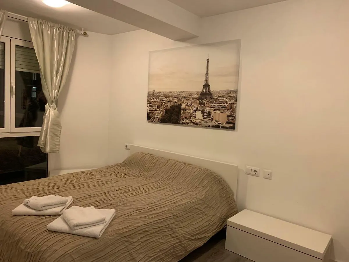 Room In Apartment 4 Carrer De Trelawny Barcelona Homestay