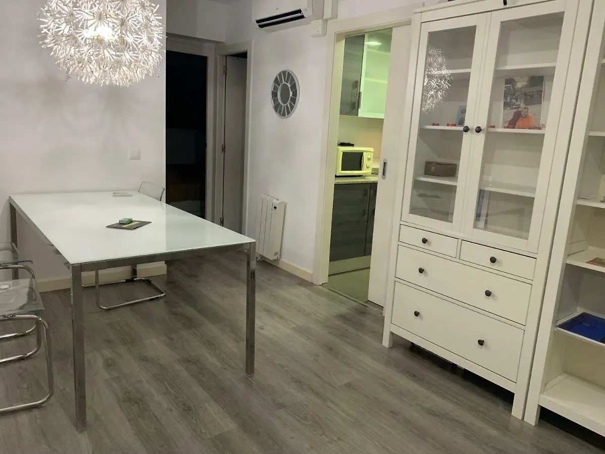 Homestay Room In Apartment 4 Carrer De Trelawny Barcelona